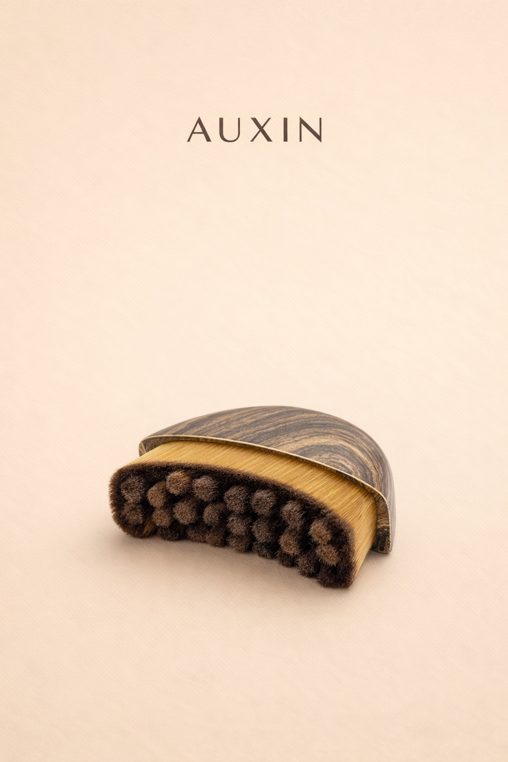 AUXIN Gesichtsbürste in Beige – clean beauty Pflegeritual